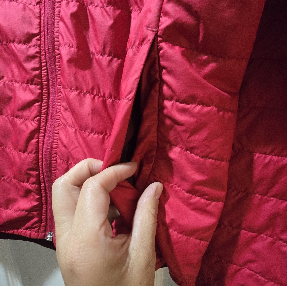 Marmot Women's Vibrant Red Puffer Jacket. Extremely Light Weight